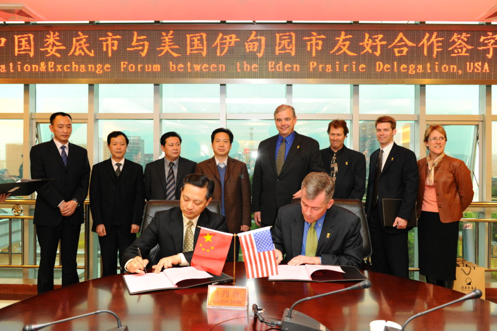 The 2009 signing of the Memorandum of Understanding by Eden Prairie Mayor Phil Young and Loudi Mayor Zhang Shuofu.