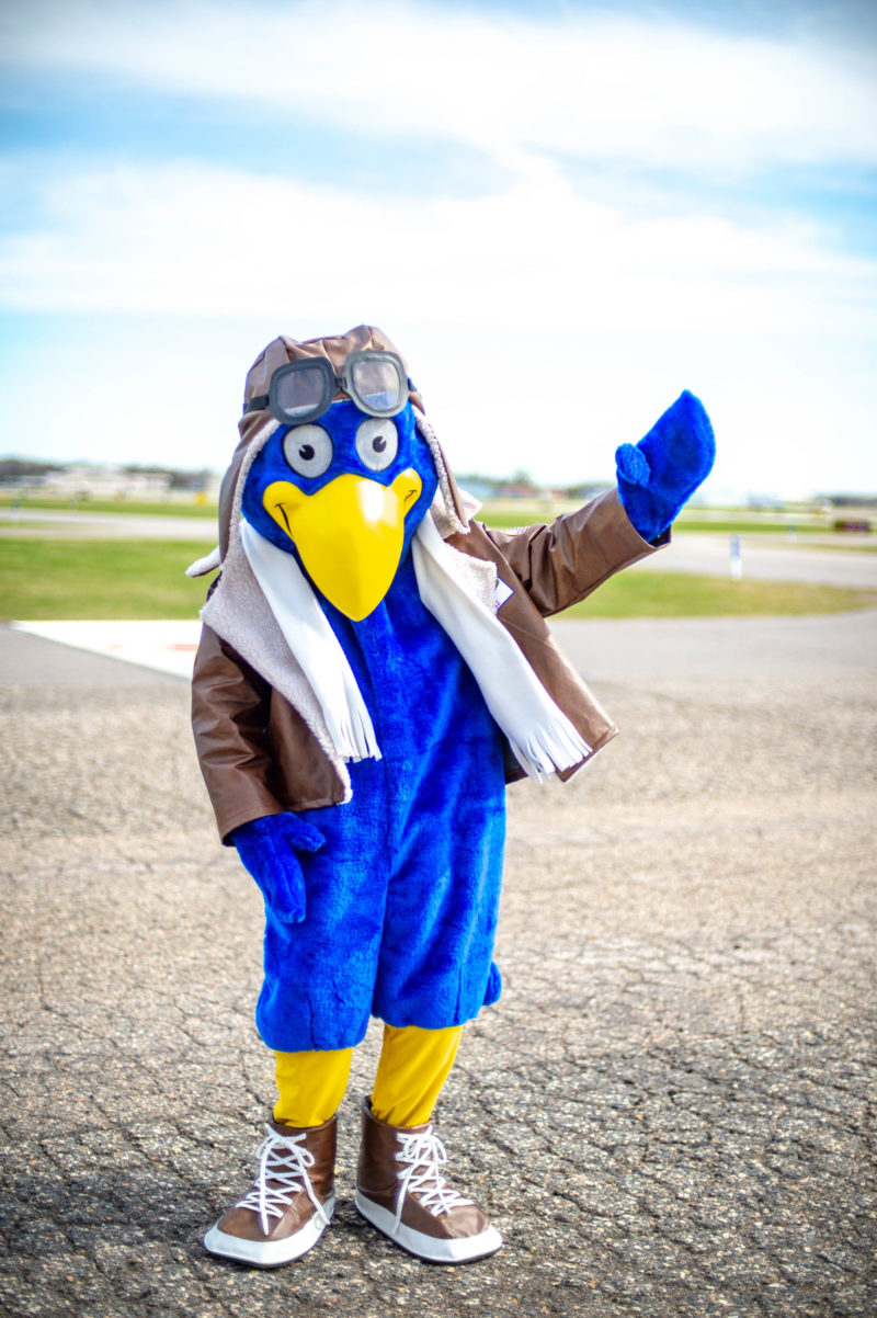 A picture of a waving Buzz