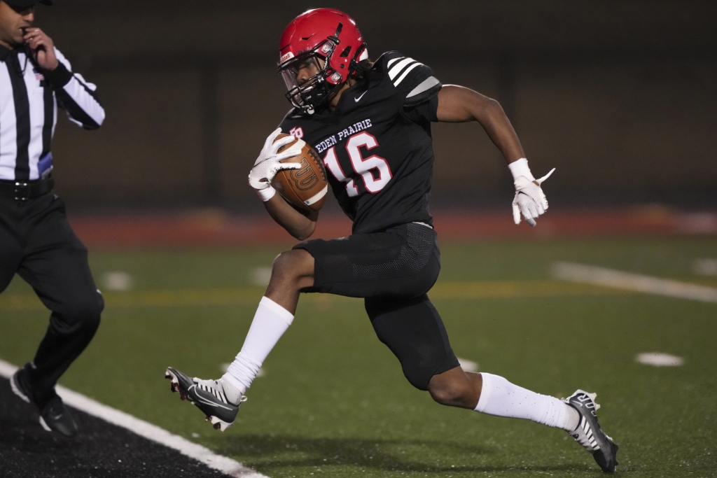 Eagles junior running back Terae Dunn (16) crosses the goal line for a touchdown in the first quarter vs. Eastview. Photo by Rick Olson