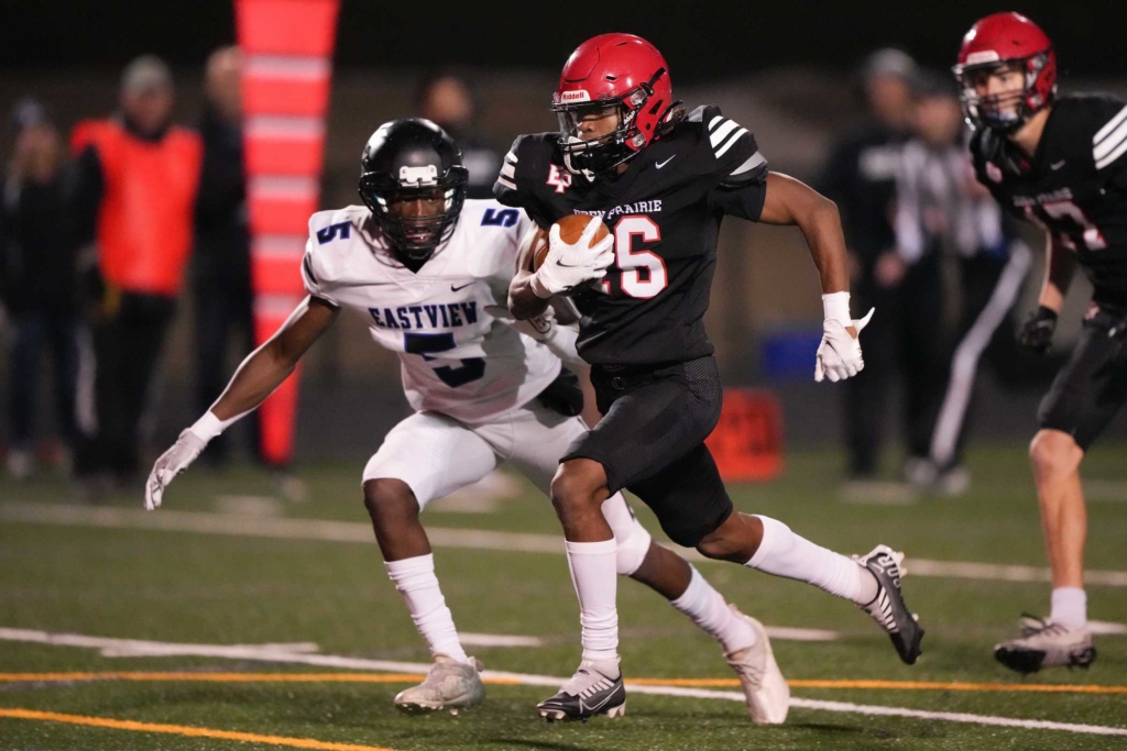 Junior running back Terae Dunn (16) ran for a touchdown in the first quarter of the Eagles 35-3 win over Eastview. Photo by Rick Olson