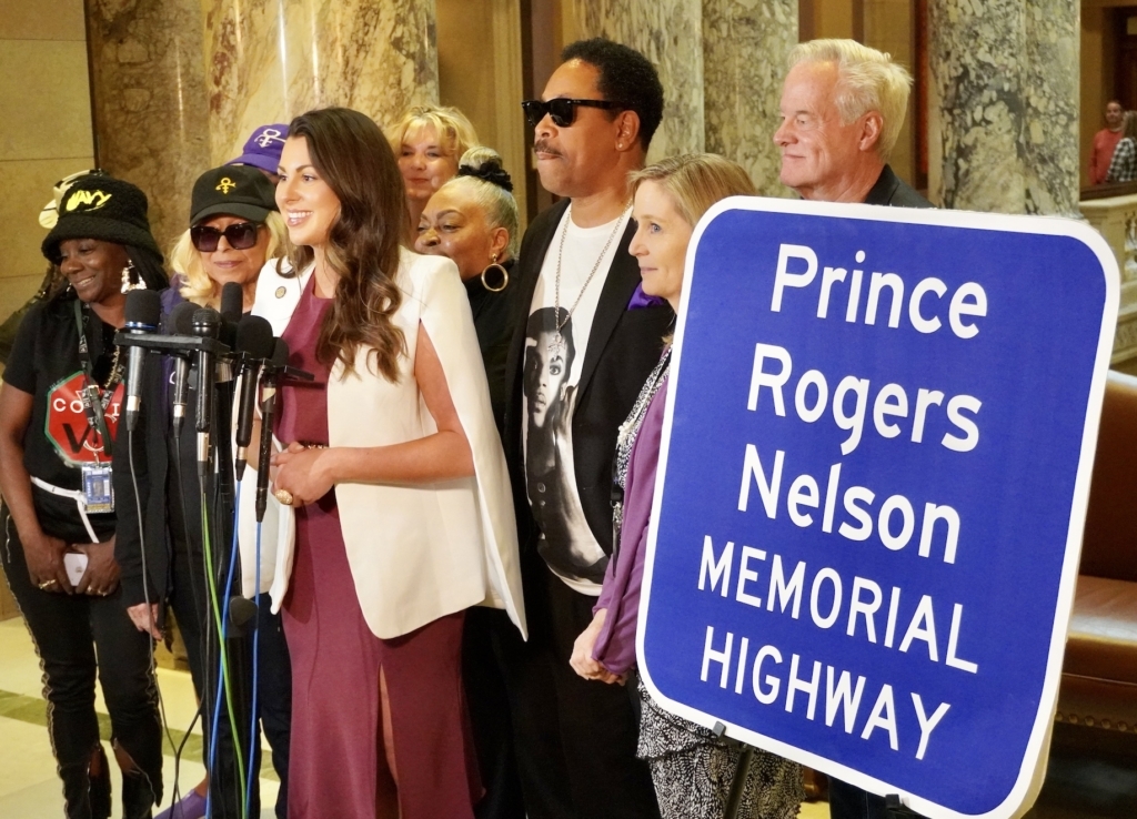 Minnesota set to pay homage to Prince with highway