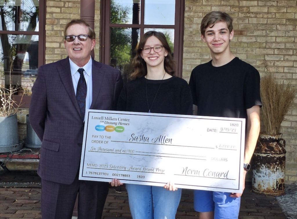 Two EPHS students honored in Discovery Award competition