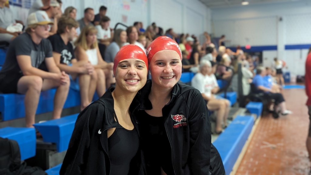 Izzy Charewicz and Sydney Thompson (L-R). Photo by Lillian Booth