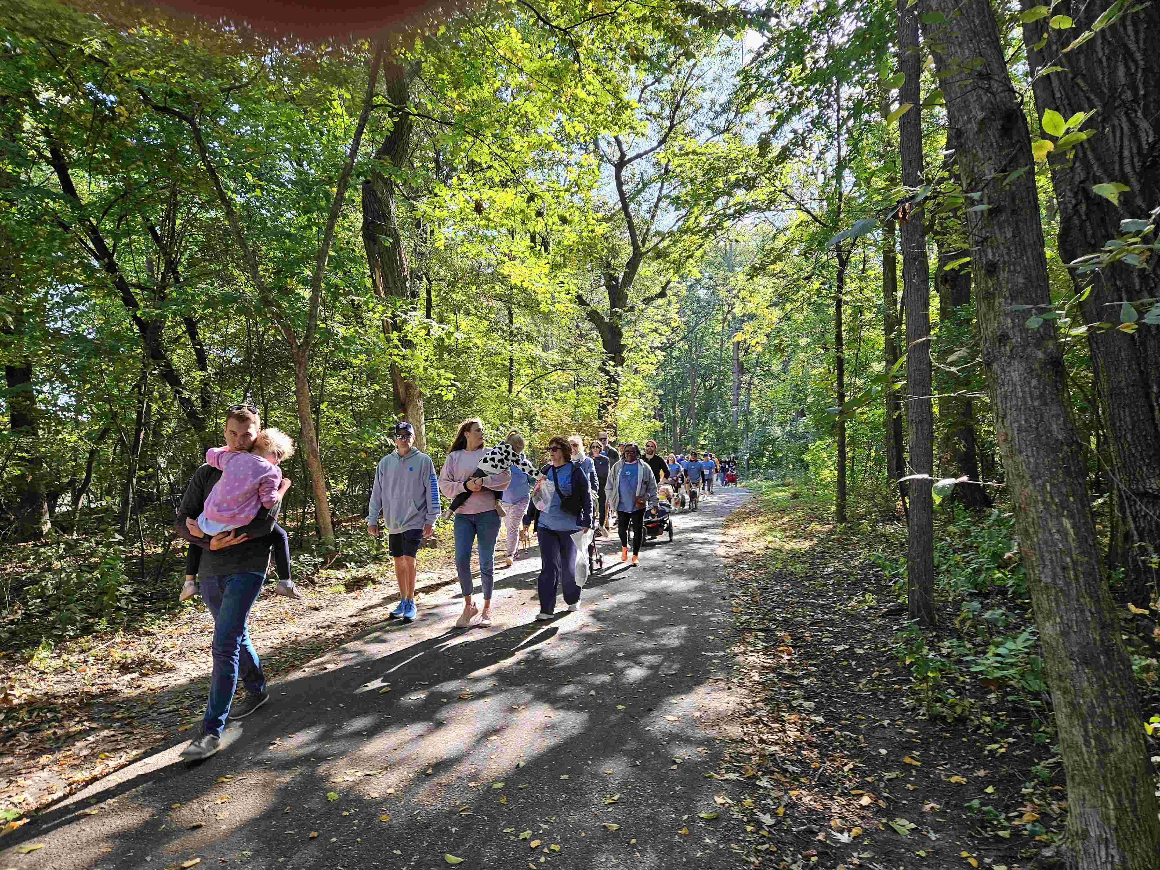 Friends and families of those who have experienced the loss of an infant participated in a run/walk around Round Lake on Oct. 5 to support the Star Legacy Foundation. Photos by Denise Beusen