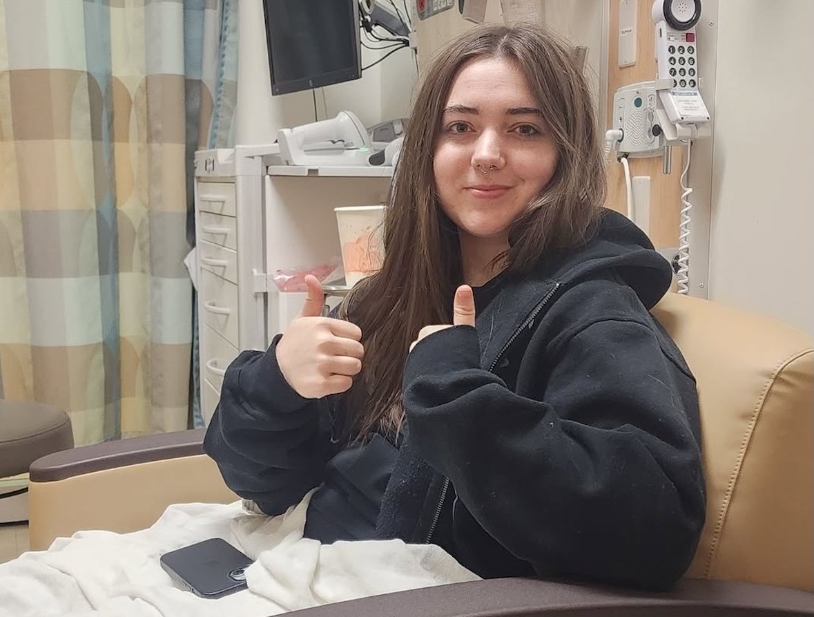 Angelina Carlisle gives a thumbs-up in the emergency room after a car accident in Eden Prairie. Her mother shared the photo the next day on Facebook, thanking two strangers who comforted her at the scene.