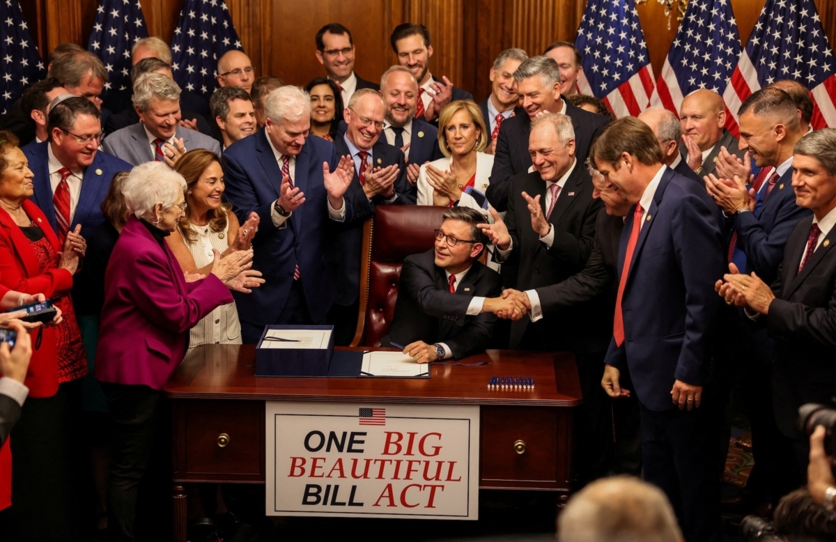 U.S. House of Representatives Speaker Mike Johnson shake hands after signing the U.S. President Donald Trump's sweeping spending and tax bill, on Capitol Hill in Washington, D.C., U.S., July 3, 2025. REUTERS/Umit Bektas
     TPX IMAGES OF THE DAY