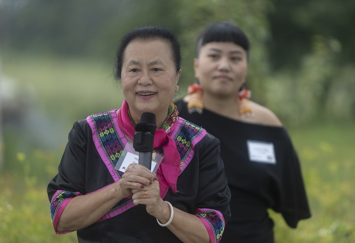 Houa Moua (left) sings the kwv txhiaj (song poetry) about the Hmong garden and plants as Verdant Remedies co-curator Christina Vang listens in the background.