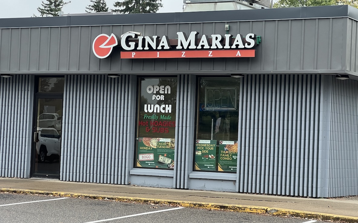 Gina Maria’s at 7416 Mitchell Road in Eden Prairie was closed Thursday, a day after the Twin Cities pizza chain announced it was shutting down all four of its locations. Photo by Mark H. Weber